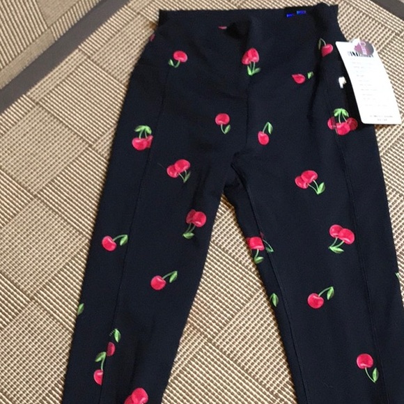 VS Pink Legging💃🏽💃🏽💃🏽💃🏽 - Picture 3 of 4